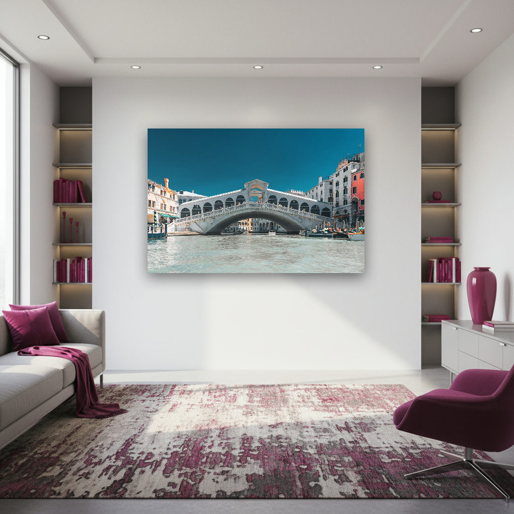 Die Rialtobrücke in Venedig bei sanftem Licht, kunstvoll geschwungen über einen breiten Kanal, umgeben von vielfältigen Farben und Wasserreflexionen.