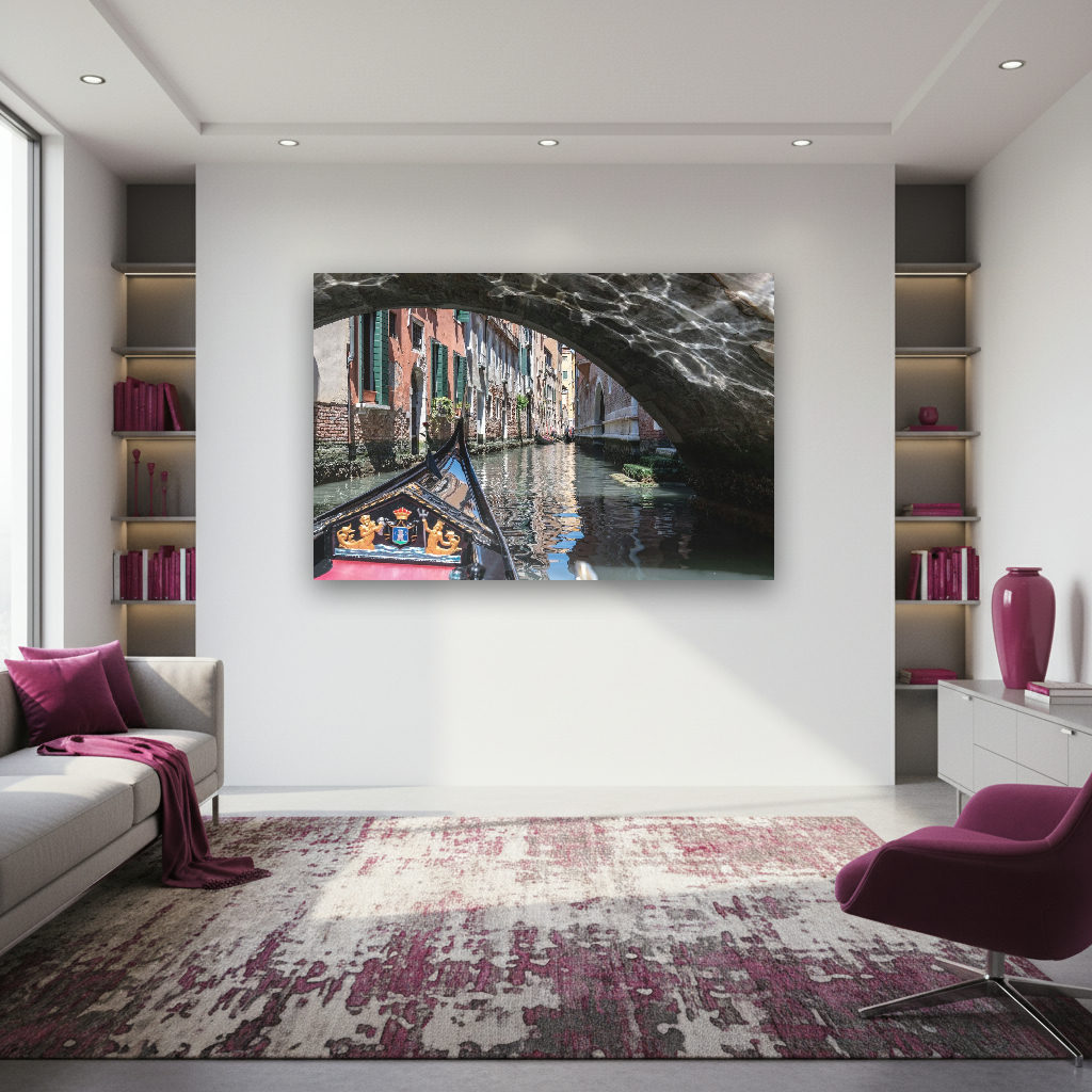 Eine Gondel fährt unter einer kunstvoll geschwungenen Brücke in San Marco hindurch, das Wasser spiegelt Lichtreflexe, urbanes Stadtmotiv.