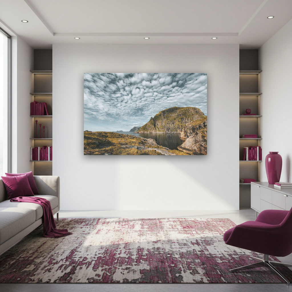 Große Felsenbucht an der Küste von Sørvågen, Lofoten, mit dramatischer Wolkenformation über ruhigem Fjord