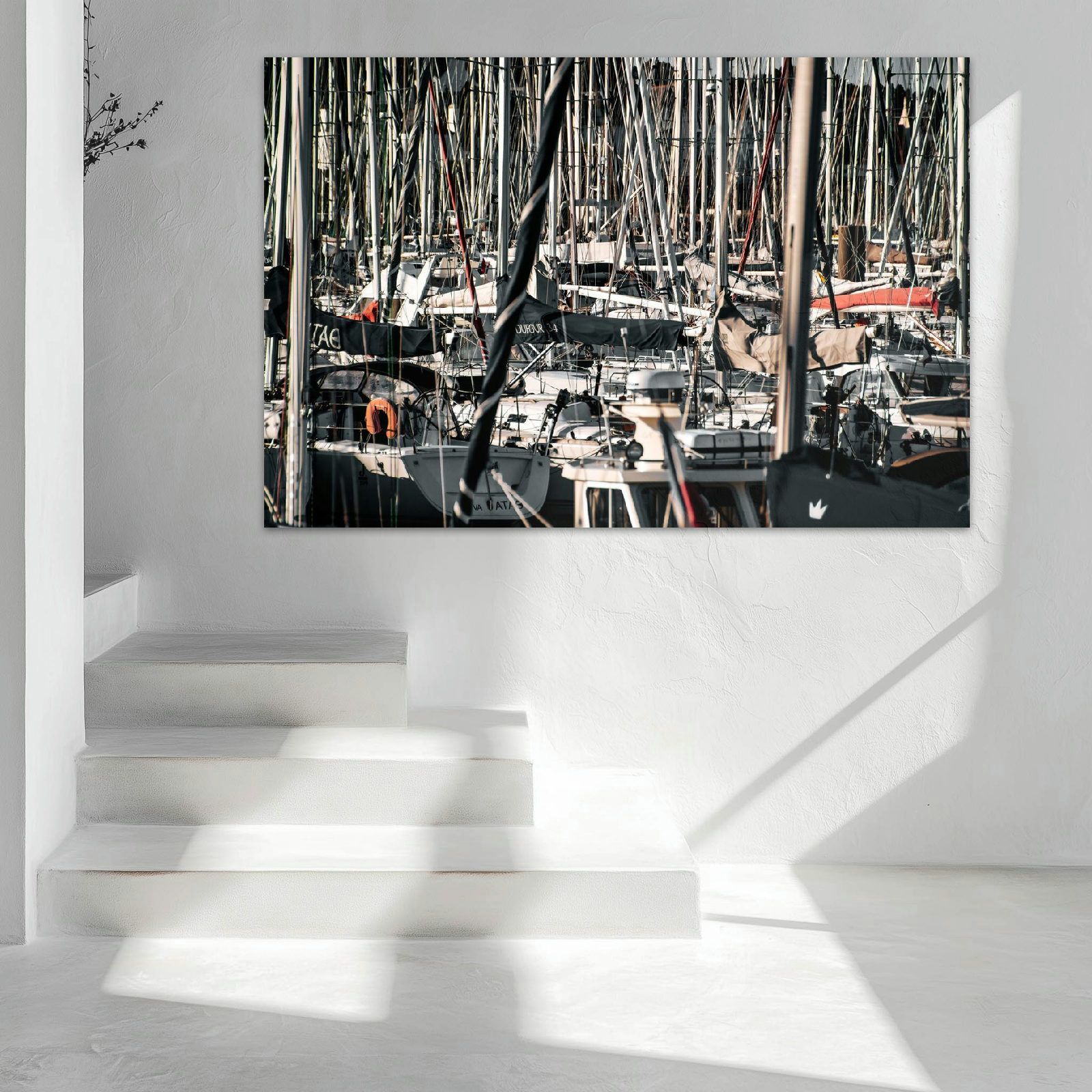 Weitläufiger Hafen von Barcelona im sanften Morgenlicht mit ruhigem Wasser, urbaner Kulisse und maritimer Atmosphäre, dokumentarisch fotografiert