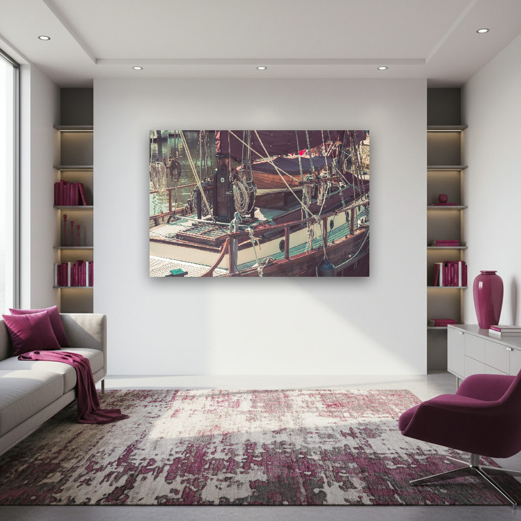 Historisches Segelboot mit weißen Segeln und hohem Mast segelt vor Stralsund auf ruhigem Wasser, dokumentarisch im Vintage-Stil fotografiert.