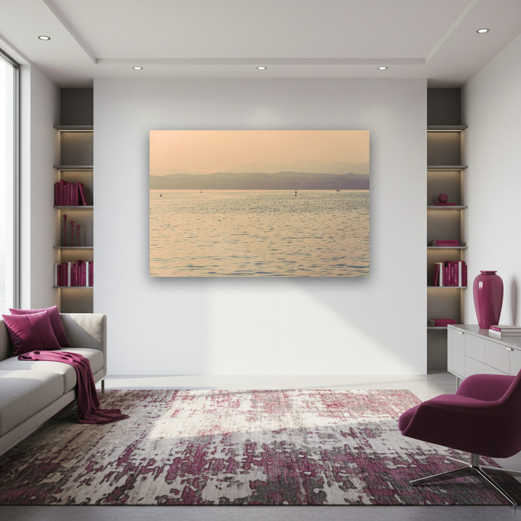 Panoramaaufnahme des Gardasees mit ruhigem Wasser, sanftem Licht, blauen und grünen Farbtönen sowie weitem Horizont im minimalistischen Stil