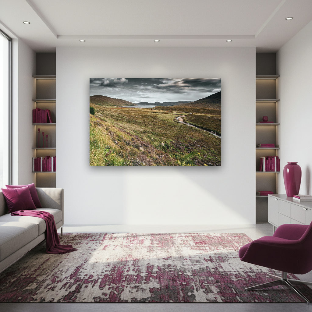Sanfte Hügel mit violetter Heide, durchzogen von einem ruhigen Flusslauf unter weitem Himmel auf der Isle of Skye.