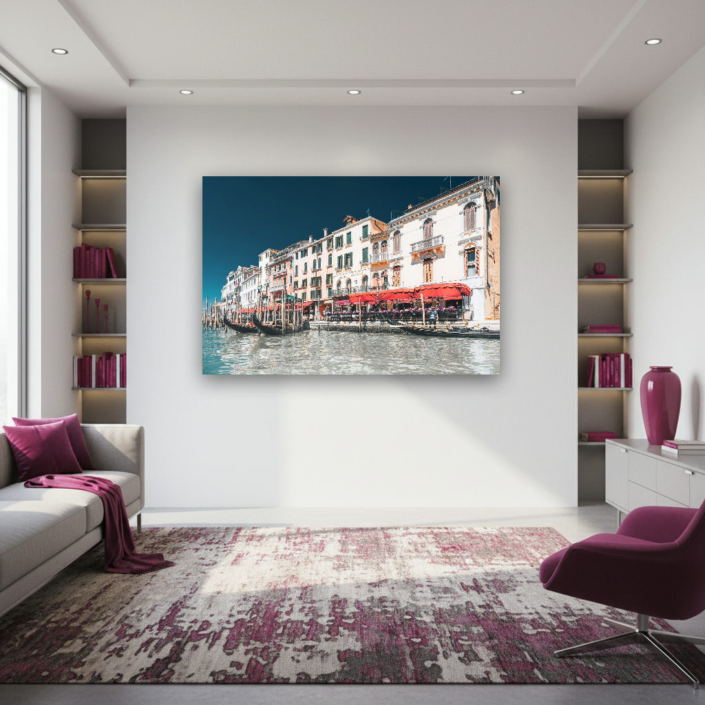 Mehrere Gondeln treiben auf dem Canal Grande vor der Kulisse von San Marco in Venedig, das Bild zeigt sonnige, urbane Atmosphäre.